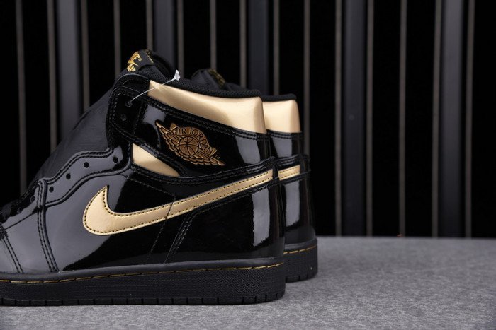 Air Jordan 1 Retro High Black Metallic Gold (2020) 555088-032 - Imagen 9
